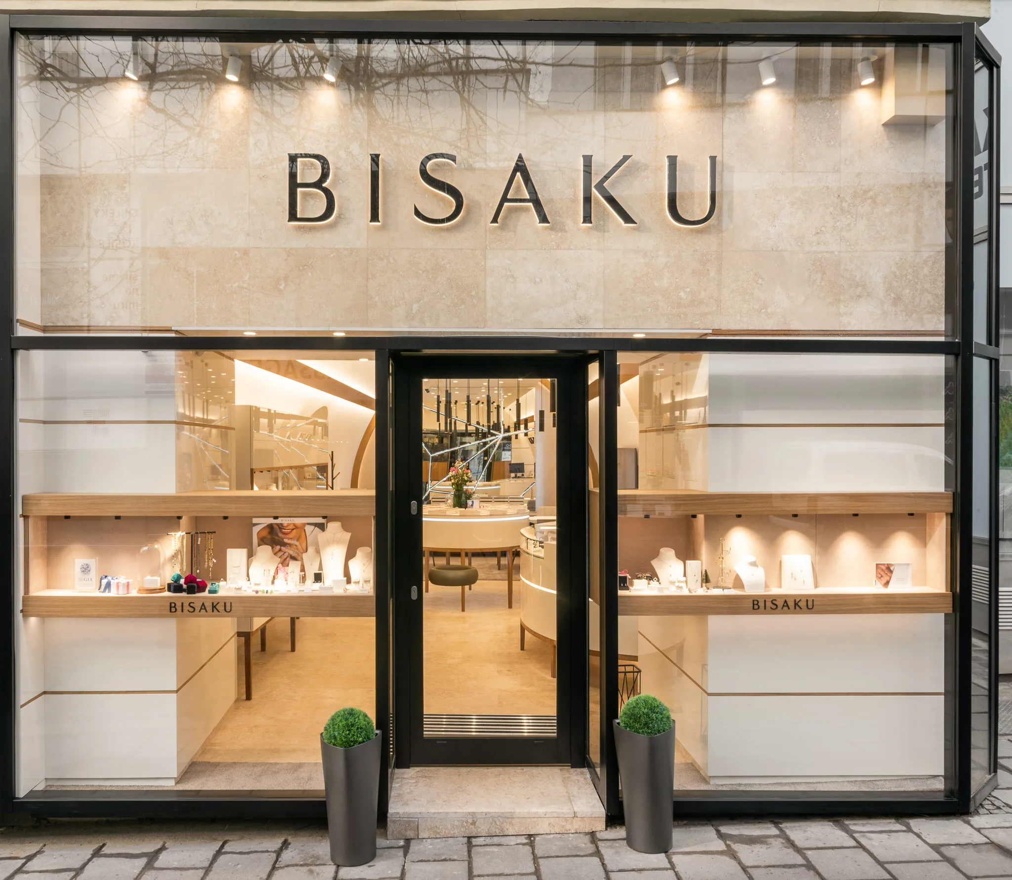 Interiér prodejny šperků Bisaku v Brně